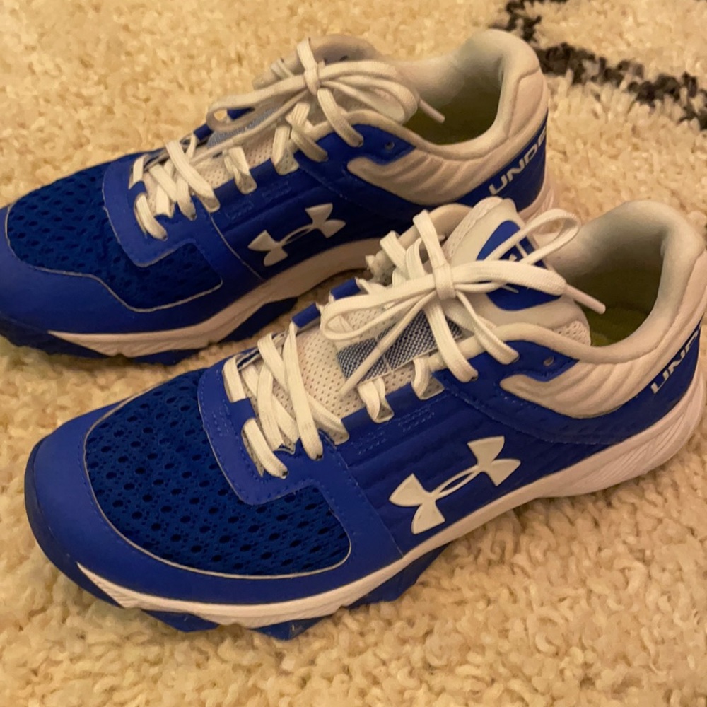 Boys Youth turf cleats. Color blue size 6